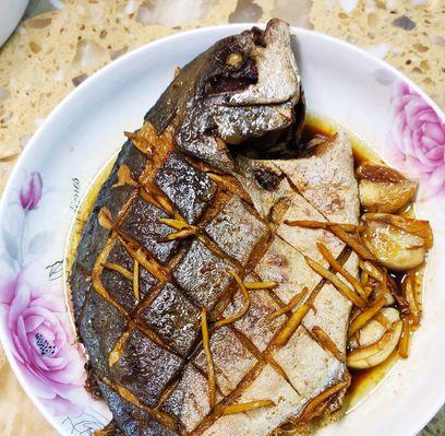 香煎小青春鱼的做法（鲜香可口，营养丰富的鱼类美食）