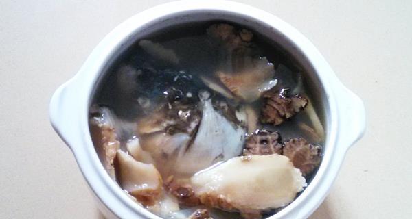 美味健康的鲜天麻炖鱼头（一道营养丰富的家常菜肴，以鲜天麻为主料，口感鲜美，健脑益智）