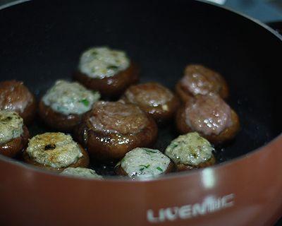 用香煎香菇丸做出美味佳肴（如何以简单步骤烹制出口感鲜美的香菇丸）
