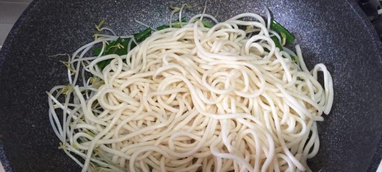 素炒手擀面的完美做法（简单易学，营养美味，让你爱上素食生活）