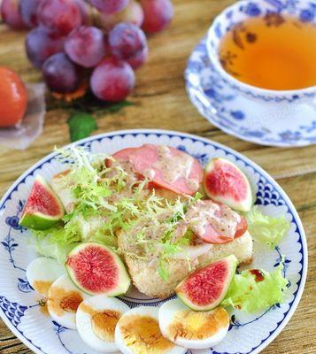 轻松做香肠沙拉，尝鲜美食！（简单易学，让你的味蕾欢唱。）