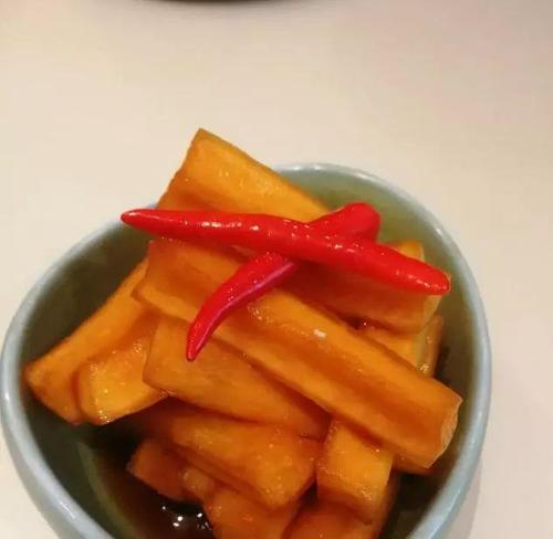 酸辣腌萝卜，鲜爽开胃的家常小菜（传承经典，制作酸辣腌萝卜的步骤和窍门）