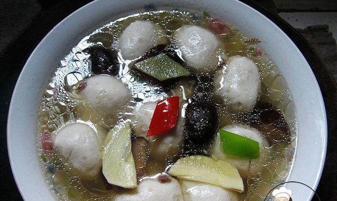鲜美可口的鱼丸干豆腐丝汤（家庭简易版汤品，让你暖胃又暖心）