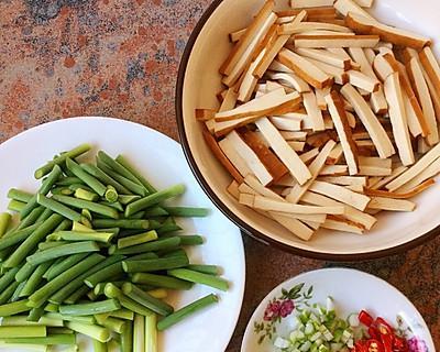 用蒜苔烹制美味香干（做法简单，口感鲜美，营养丰富）