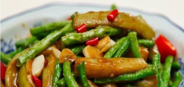 如何制作美味香辣土豆烧芹菜？（一道简单易学的中式家常菜，让你垂涎欲滴的味道！）