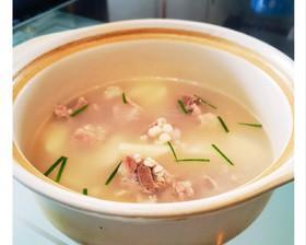 健康美味的薏米山药炖筒骨（一道营养丰富的家常美食，提升免疫力，滋补身体）