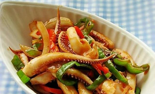 双椒爆鲜鱿美食制作全攻略（鲜嫩入味，香辣诱人，轻松学会双椒爆鲜鱿的秘诀）