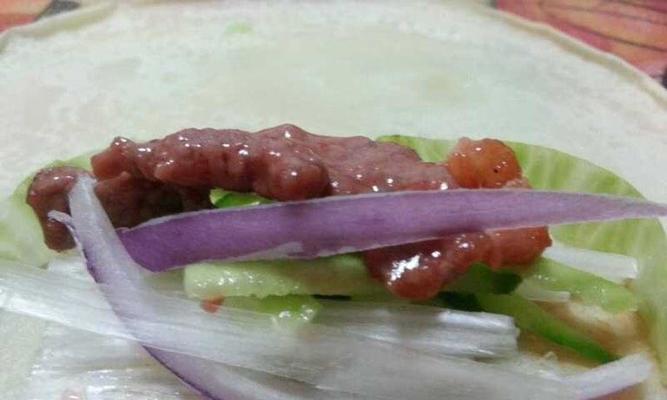 手把手教你做生菜牛肉卷（轻松学会制作美味健康的卷饼菜品）