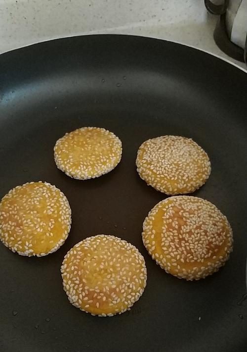 椰丝南瓜饼的制作（用南瓜和椰丝制作美味小吃）