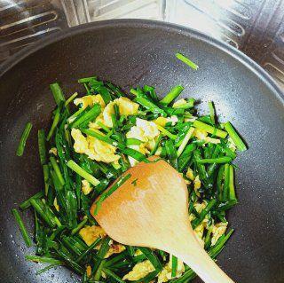 美食家的必学——虾皮滑蛋炒韭黄（用香滑的蛋液和鲜美的韭黄，做一道家常好菜）