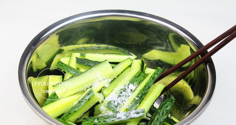 手工腌制黄瓜条的简易做法（美味脆爽的家常小食，健康可口的下酒菜）