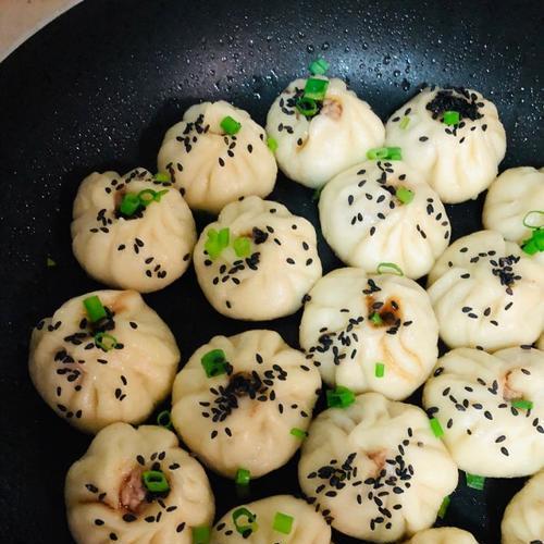 轻松学会做生煎烫面包（口感酥脆，内馅鲜美，家庭早餐必备）