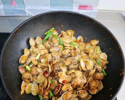 香辣姜葱爆炒花甲的制作方法（辣味十足的鲜美花甲佳肴）