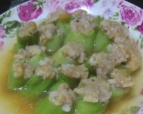 水丝瓜酿鸡肉做法详解（清爽美味，营养丰富的家常菜）