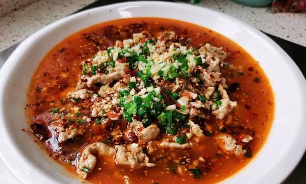 四川名菜水煮肉片（重庆火锅底料打造的经典川菜）