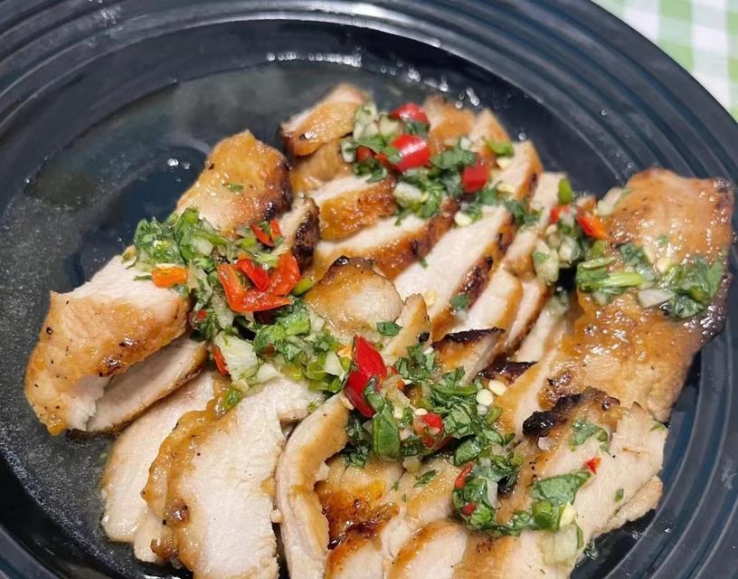 美味猪颈肉的香煎做法（口感鲜美、营养丰富的美食佳品，为你带来香气四溢的热带风情）