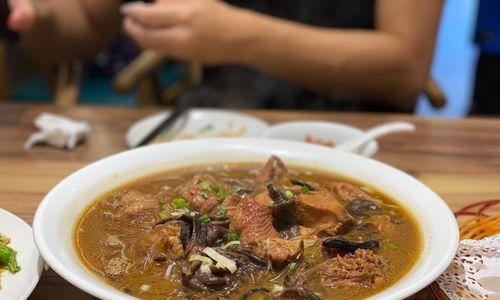 土鸡炖蘑菇粉条的营养做法（家庭美食，健康味蕾一步到位）