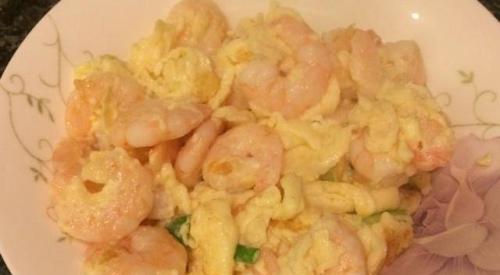香煎虾仁蛋的制作方法（简单易学，美味可口的家常菜）