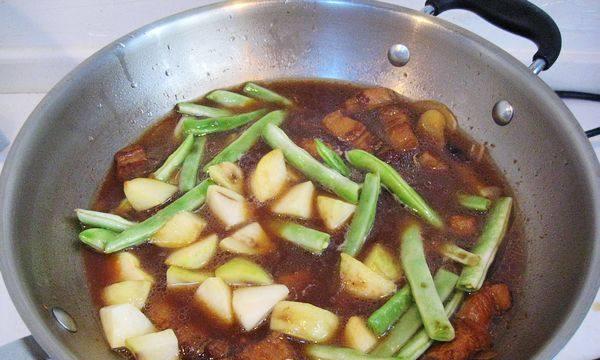 土豆熬豆角的美味做法（健康又营养的素菜搭配）