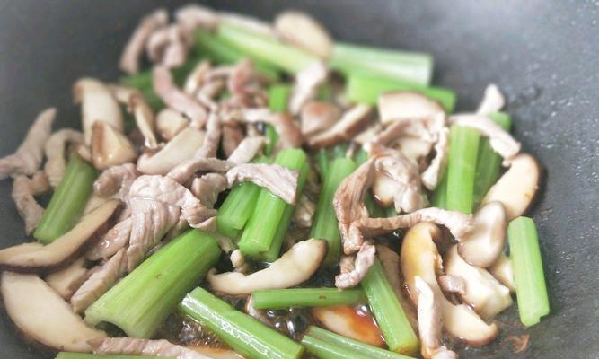 家常菜香菇西芹炒肉的做法（口感鲜美，简单易学，营养丰富，家庭常备）