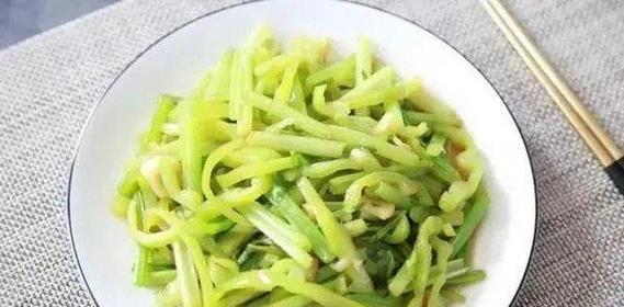 蒜蓉炒西芹的做法（清爽健康又美味，一道极佳的蔬菜菜品）