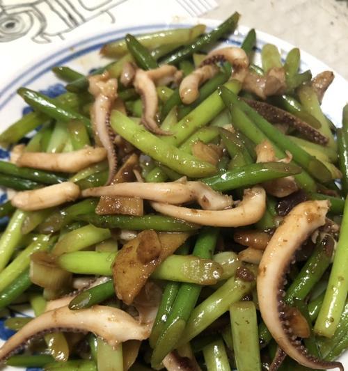 蒜苔炒鱿鱼，美味又营养（以鲜香蒜苔为基底，搭配鲜嫩鱿鱼，味道爽口开胃）