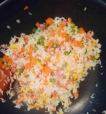 杂菜炒饭，健康美味的选择（以多种蔬菜为主，营养丰富，口感诱人）