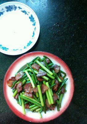 美味蒜苔腊肉的制作方法（以新鲜蒜苔为调味，口感鲜美的佳肴）