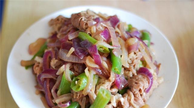 用洋葱炒牛肉，香味四溢（美味佳肴从家里开始）