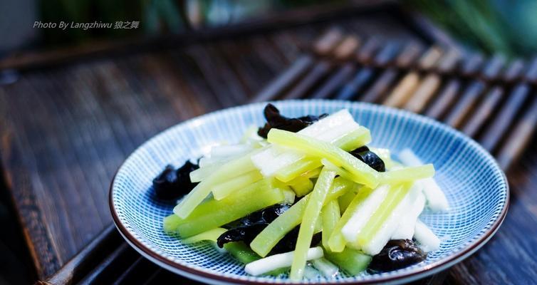 莴笋与山药的黄金搭档（以山药炒莴笋，营养丰富，口感鲜美）