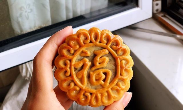 以小红花迷你月饼为主题的制作教程（迷你月饼的制作方法及小红花花瓣的创意设计）