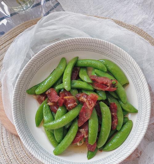 甜豆炒瘦肉，健康美味两不误（一道简单易学的家常菜，以瘦肉炒甜豆，滋味鲜美、营养丰富）