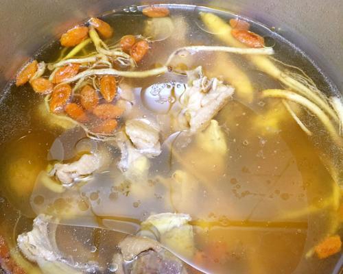 滋补养生，双菇人参鲜鸡汤的制作方法大揭秘（尝鲜不一样的健康味道，双菇人参鲜鸡汤让你神清气爽）