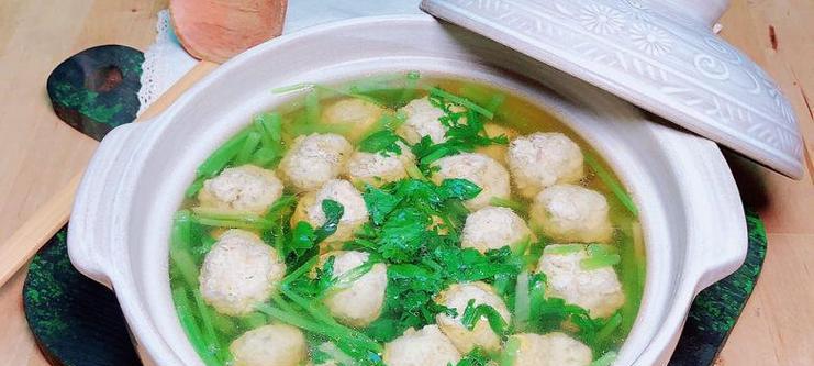 丝瓜浸鱼丸，健康美味的家常美食（教你用丝瓜将鱼丸煮出嫩滑口感）