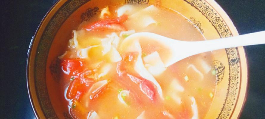 以西红柿面片汤为主材料的家常美食制作方法（传统美味食谱，轻松学会烹饪，健康易学）