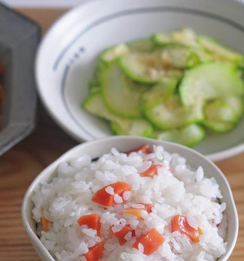 微波炉煮米饭的完美方法（不用电饭锅，轻松搞定美味米饭）