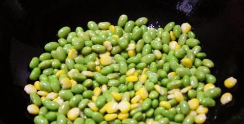 豌豆青豆炒腊肠，美味又营养（家常菜谱，快速上桌的美食）