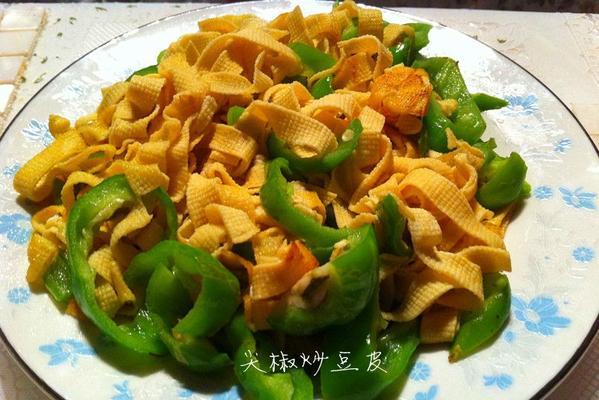 糖醋青椒豆皮的制作方法（学会这个做法，让你的美食更上一层楼）