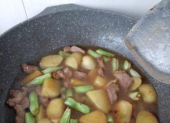 美味五花肉烧土豆芸豆（家常小炒大满足，口感十足的健康美食）