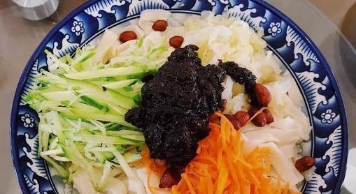 「以头伏饺子，开启美味家宴」（「自制皮薄馅多，一口咬下肉汁四溢」）