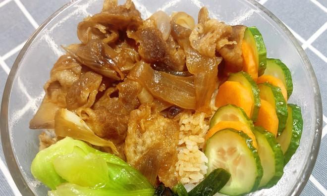 以蔬菜小牛饭为主的健康饮食（营养搭配，美味佳肴）