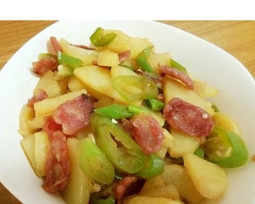 土豆片炒腊肠，口感鲜香诱人（快手美食，简单易学）