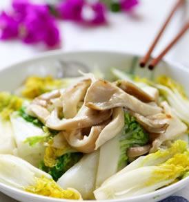 鲜菇炒白菜心的美味做法（营养丰富、味道鲜美的家常小炒菜）
