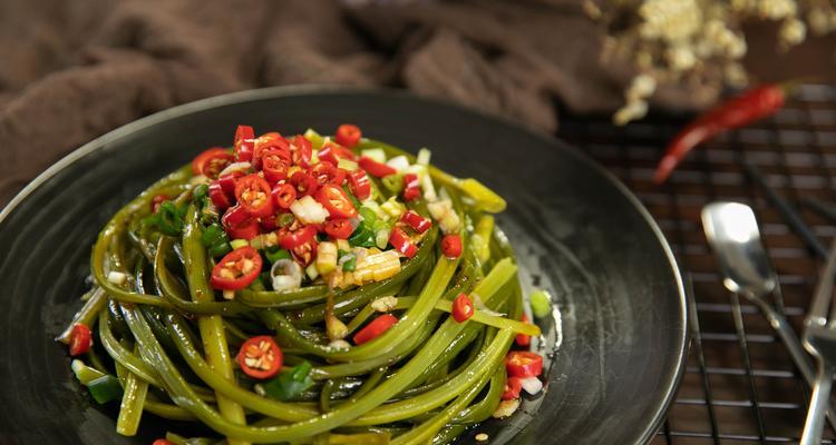 手撕蒜薹的做法（家庭必备，健康美味的料理佳品）
