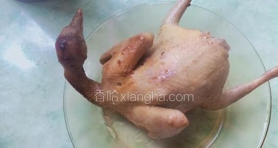 盐焗鸽子的制作方法（用盐焗出口感鲜美的鸽子肉）