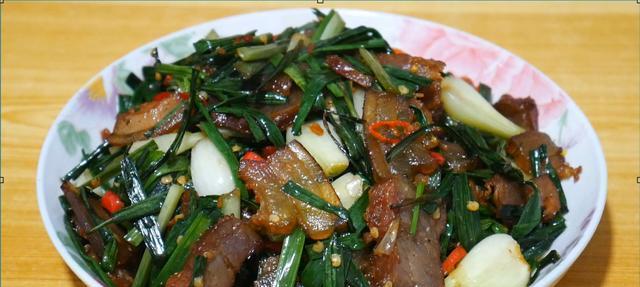 小柱私房菜藠头炒腊肉的烹饪秘籍（藠头鲜香搭配腊肉咸香，口感丰富的美食佳品）