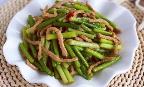 舌尖上的美味——蒜薹滑肉丝（家常菜谱，轻松学做/蒜薹+瘦肉，健康又美味）