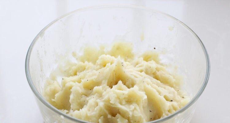 微波土豆泥的制作方法（做法简单易学，快速享用美味佳肴）