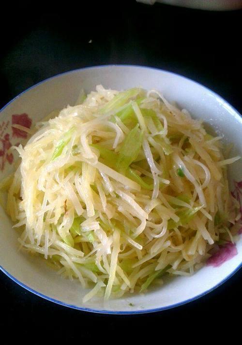 美味健康的土豆丝炝芹菜（尝试健康饮食，从这道菜开始）