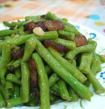 咸豆角炒腊肉，家常美食，色香味俱佳（腊肉与咸豆角的完美搭配，营养丰富，口感浓郁）